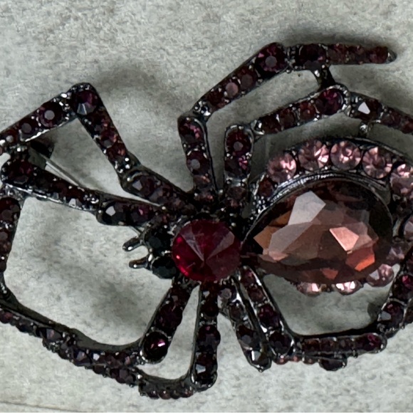 Rhinestone spider pin, brooch, spooky Halloween cool - Picture 6 of 8